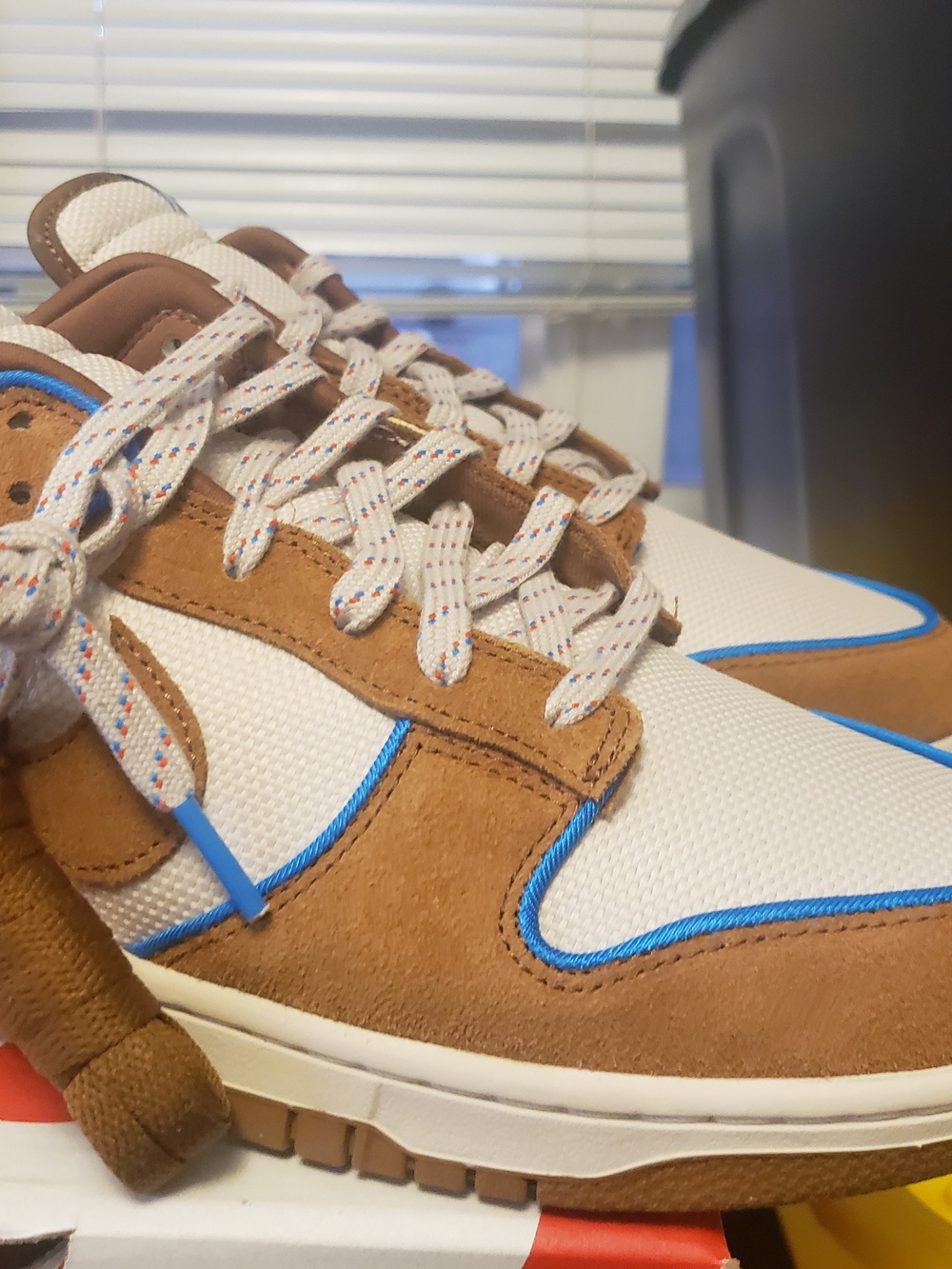 Nike Dunk Low Reteo       Men's Suede & Mesh Sneakers in White, Brown and Blue